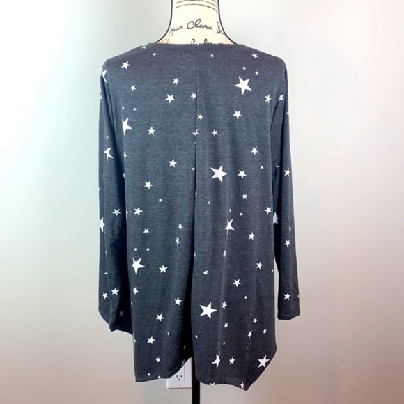 Green Envelope Stars Print Scoop Neck Top Handkerchief Hem NWT - Picture 2 of 7